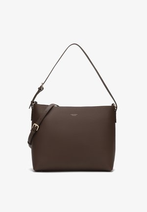 Bolso de mano de cuero marrón con un acabado texturizado, que cuenta con una correa larga ajustable y un diseño rectangular simple. Branding mínimo visible.