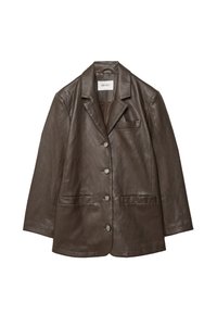 Blazer in pelle marrone con colletto a risvolto, tre bottoni frontali, due tasche laterali e una tasca sul petto. Tessuto morbido e vestibilità sartoriale.