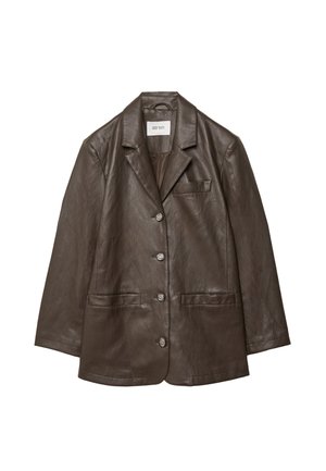 Blazer in pelle marrone con colletto a risvolto, tre bottoni frontali, due tasche laterali e una tasca sul petto. Tessuto morbido e vestibilità sartoriale.
