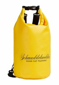 Borsa impermeabile gialla a rotolo con spallacci neri regolabili e testo del logo. Materiale plastico liscio con forma cilindrica.
