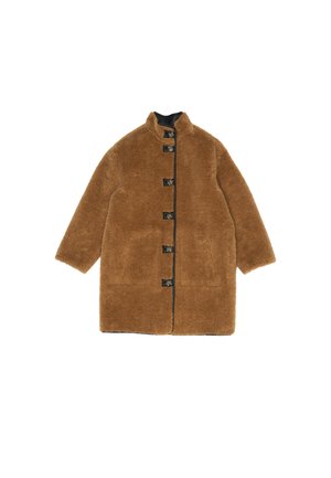 Abrigo largo de felpa marrón con cinco botones de toggles negros y cuello alzado, dispuesto sobre un fondo blanco.