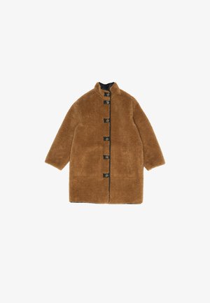 Abrigo largo de felpa marrón con cinco botones de toggles negros y cuello alzado, dispuesto sobre un fondo blanco.