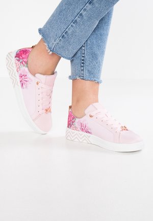 Trainers - light pink