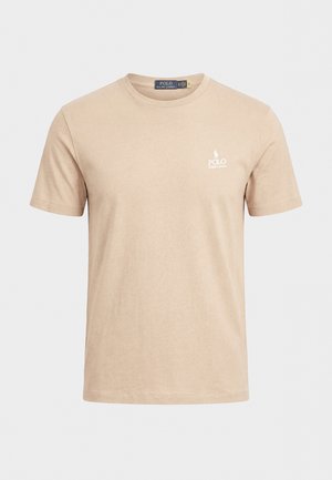 Beige T-shirt met korte mouwen en ronde hals, met een klein wit Polo Ralph Lauren-logo op de linkerborst, tegen een effen achtergrond.