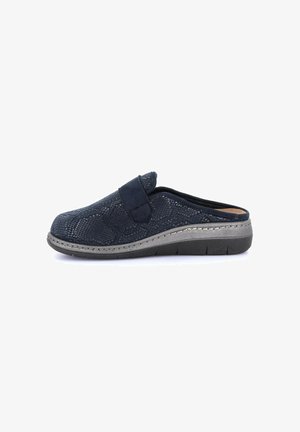 Scarpa slip-on blu navy con tomaia testurizzata, dotata di cinturino in tessuto e suola esterna grigia ammortizzata. Punta arrotondata e design flessibile.
