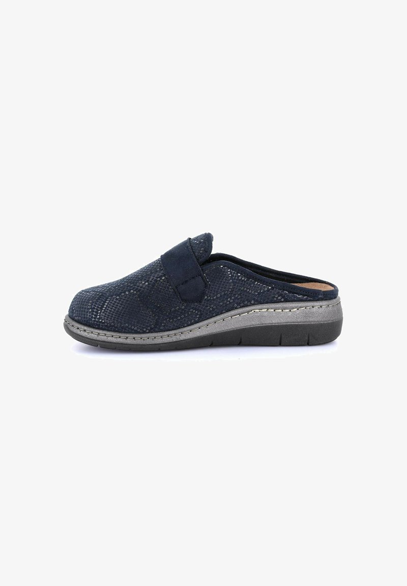 Scarpa slip-on blu navy con tomaia testurizzata, dotata di cinturino in tessuto e suola esterna grigia ammortizzata. Punta arrotondata e design flessibile.
