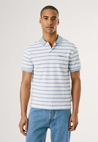 Svetlomodré a biele pruhované polo tričko, krátke rukávy, s golierom a logom na hrudi. Vyrobené z bavlny. Dizajn vo voľnom strihu.