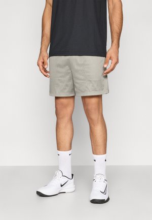 - Krótkie spodenki sportowe