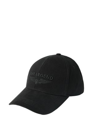 Gorra de béisbol negra con visera curva, con el texto en relieve "PME LEGEND" y un emblema con alas bordados en el panel frontal.