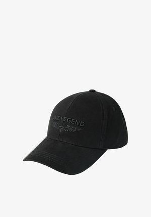 Zwarte honkbalpet met gebogen klep, voorzien van verhoogde tekst "PME LEGEND" en geborduurd vleugelachtig embleem op het voorpaneel.