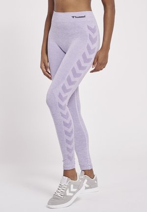 Lichtpaarse legging met een hoge tailleband, voorzien van een chevronpatroon aan de zijkanten. Gemaakt van een zachte, rekbare stof.