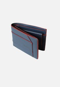 Portafoglio in pelle blu con cuciture rosse e dettagli interni. Ha più slot per carte e un design compatto e pieghevole.