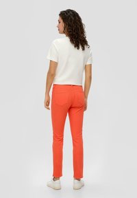 s.Oliver MID RISE - Vaqueros slim fit - orange