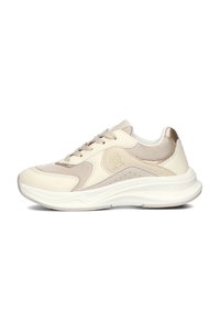 Beige sportieve schoenen met een combinatie van leer en mesh-materialen, met een gestructureerde zool en subtiele metalen accenten.