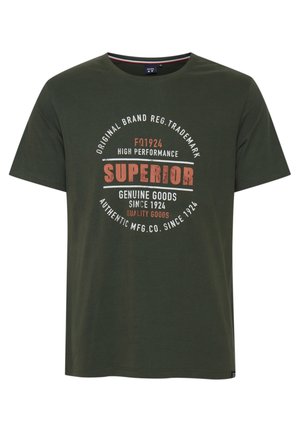 Tmavě zelené bavlněné tričko s kulatým výstřihem, krátkými rukávy a výraznou kulatou grafikou s textem v bílé a oranžové barvě.