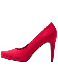 Červená semišová lodička na vysokém podpatku s kulatou špičkou a štíhlým siluetem, vybavená 5palcovým stiletto podpatkem a jemnými švy.