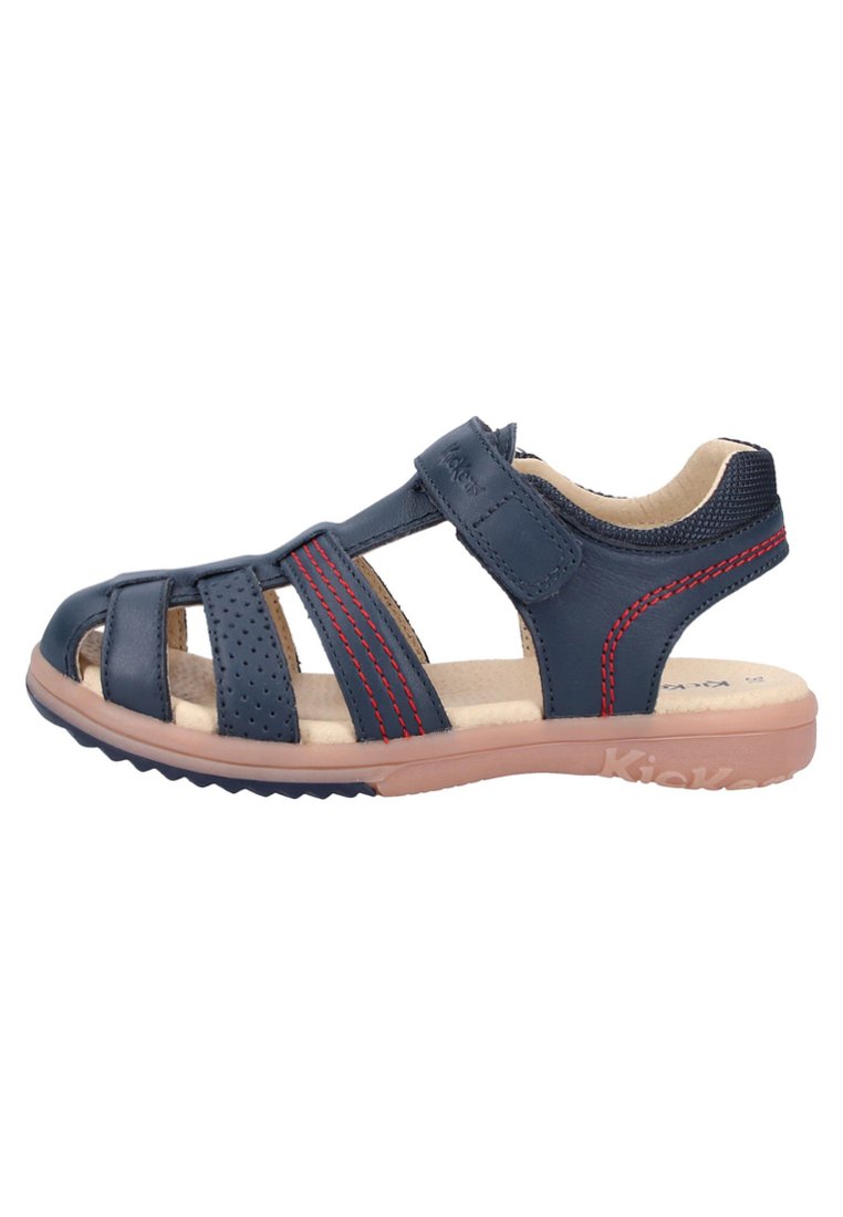 Marinblå lädersandal med perforeringar, röda accenter, justerbar rem och beige innersula. Har en flexibel gummiyttersula. Öppen konstruktion.