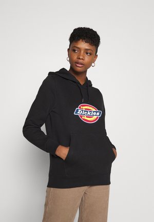 Sudadera negra de mezcla de algodón con un bolsillo tipo canguro en la parte delantera y un logo circular en rojo, amarillo y azul en el pecho.