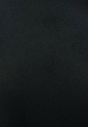 Črn material z gladko, mat teksturo, ki ima dosledno barvo in minimalen sijaj. Brez vzorcev ali dekorativnih detajlov.