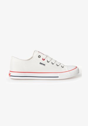 Fehér vászon sportcipők piros és tengerészkék kiegészítőkkel, kerek orrú, öt lyukú fűzős kialakítással, gumitalppal és logóval az oldalon.