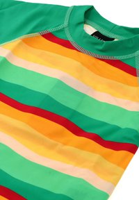 Flerfärgad rash guard med gröna, gula, orange och röda ränder. Slät, elastisk tyg med hög krage och flatlock-sömmar.