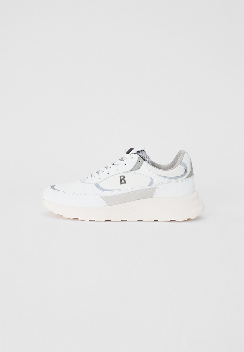 Fehér sneaker szürke kiegészítőkkel, sima bőr és hálós felsőrésszel, vastag gumi talppal, és logóval az oldalon. Lekerekített orr és párnázott bokarész.