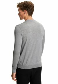 Grauer Strickpullover mit langen Ärmeln und Rundhalsausschnitt. Glatte Textur, tailliert, und minimale Nähte an den Schultern.