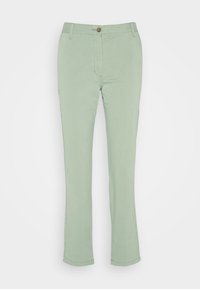 Jasnozielone spodnie o prostych nogawkach z zapinaniem na guziki i suwak, szlufkami na pasek oraz przednimi kieszeniami na białym tle.