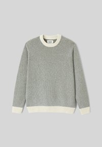 Pull en tricot rayé gris et blanc avec un col rond, des manches longues et des poignets et un ourlet blancs contrastants. Texture lisse, design décontracté.