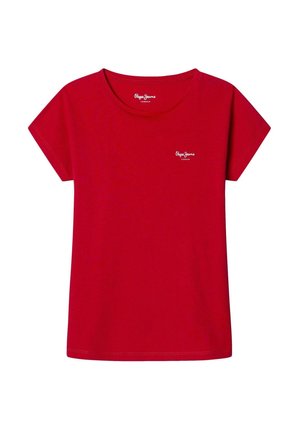 Czerwona koszulka z krótkim rękawem i okrągłym dekoltem, z małym białym logo "Pepe Jeans London" po lewej stronie klatki piersiowej. Bez widocznych wzorów.