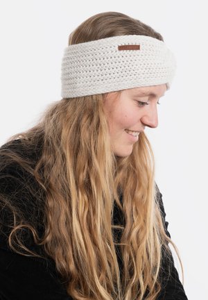 Bandeau en tricot blanc avec un design torsadé, arborant un accent en cuir brun. Texture douce et forme large pour plus de chaleur.