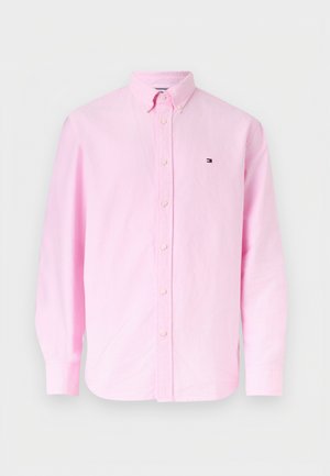 Camicia rosa chiaro a maniche lunghe con bottoni, colletto e piccolo logo sul petto a sinistra, mostrata su uno sfondo chiaro e uniforme.