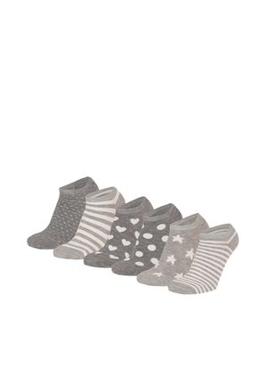 Sechs Paar niedrig geschnittene Socken in Grau und Weiß mit Mustern wie Streifen, Herzen, Punkten, Sternen und kleinen Punkten.