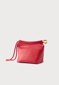 Borsa a sacchetto in pelle rossa con una texture liscia, forma arrotondata e dettaglio ad anello dorato. Dotata di chiusura con coulisse per un accesso sicuro.