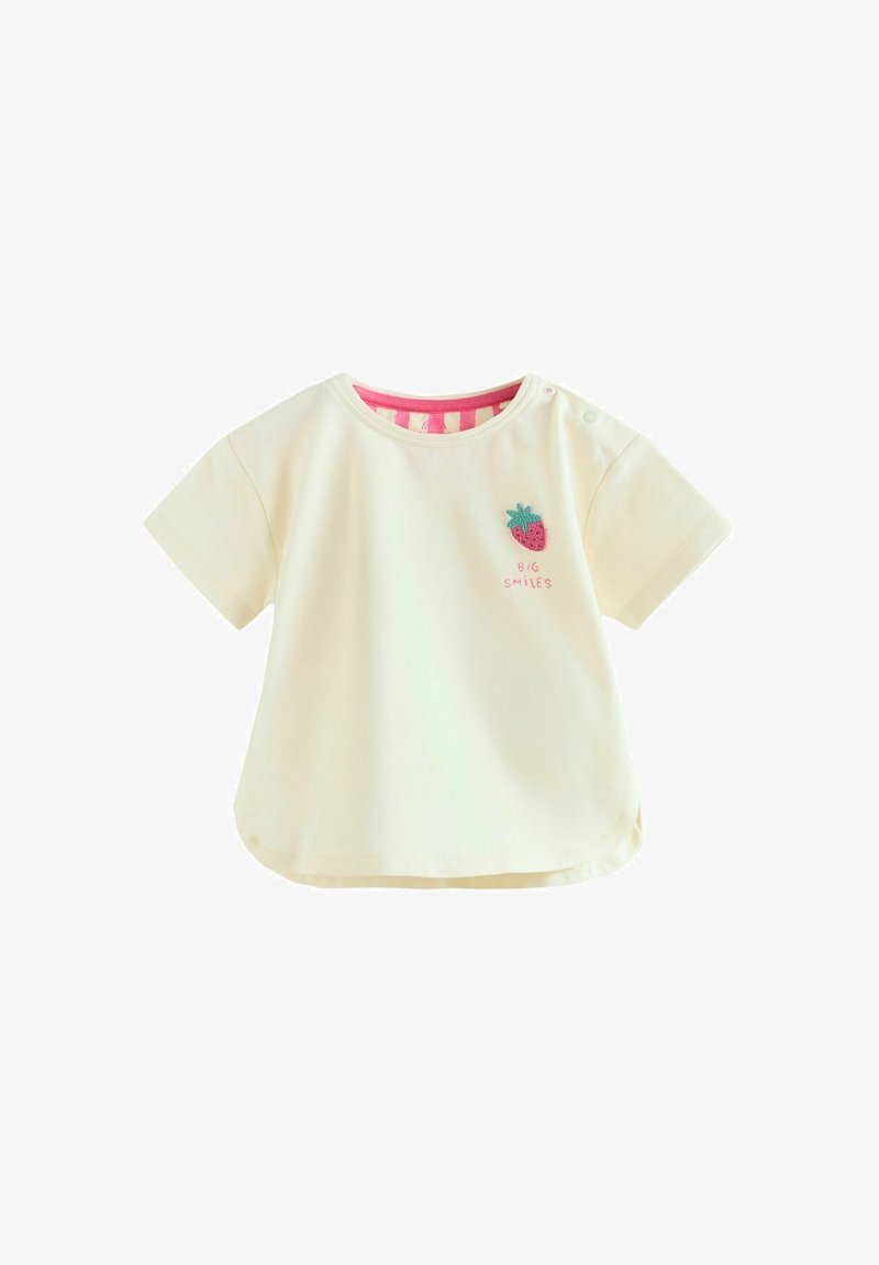 T-shirt crème à manches courtes pour tout-petit avec encolure rayée rose, fraise brodée et texte « Big Smiles » sur la poitrine.
