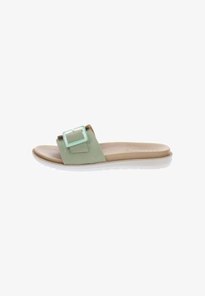 Sandale slide vert clair avec une grande boucle carrée, une semelle intérieure beige rembourrée et une semelle extérieure blanche texturée.