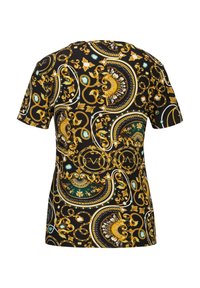 Korte mouwen shirt met een zwarte basis, voorzien van een gouden en groene sierlijke patroon, en een gladde, lichte stof.