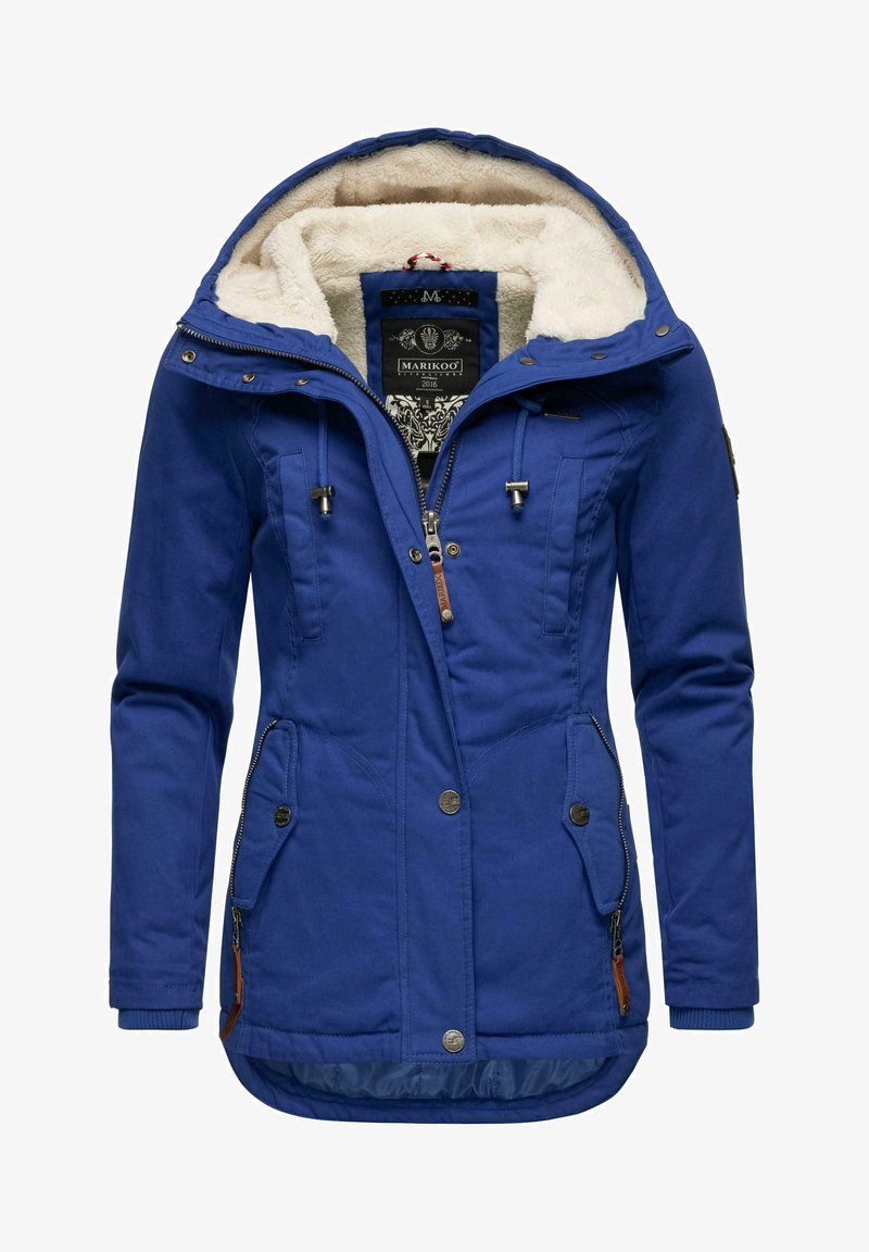 Zils parka ar mākslīgās kažokādas oderi, regulējams saites kapu, ar rāvējslēdzēju un poga aizdari, sānu rāvējslēdzēja kabatām un ribotām piedurknēm.