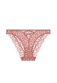 Sous-vêtements féminins en dentelle rose avec imprimé léopard et bords délicatement volants, posés à plat sur un fond blanc.