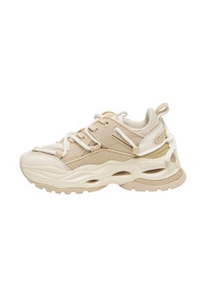 Stevige beige en crèmekleurige sneaker met dikke zool, uitgesneden details, meerdere veterlussen, gevoerde kraag en trekhaak bij de hiel.
