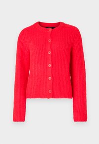 Cardigan rouge côtelé avec un col rond, des manches longues et six boutons assortis sur le devant. Texture douce avec une coupe légèrement courte.