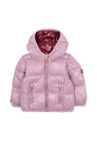 Giacca a vento corta di colore viola chiaro, con cappuccio, chiusura con zip, due tasche frontali e una texture lucida e trapuntata. Foderata in bordeaux.