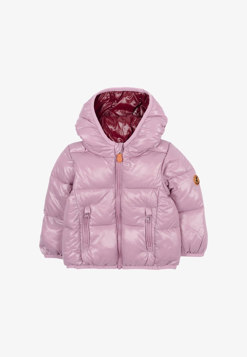 Krótka kurtka puchowa w jasnym fioletowym kolorze, z kapturem, zapinana na zamek błyskawiczny, z dwoma przednimi kieszeniami oraz błyszczącą, pikowaną fakturą. Podszewka w kolorze bordowym.