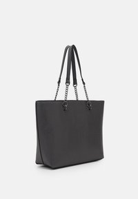 Czarna torebka typu tote z sztucznej skóry o teksturowanej powierzchni, wydłużonym kształcie, z podwójnymi ramiączkami na ramię i akcentami łańcuszka w miejscach mocowania.