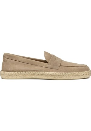 Chaussures slip-on en suède beige avec une semelle plate en corde tissée. Présentent une finition lisse et un design simple cousu le long de l'empeigne.