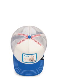 Gorra de camionero blanca con visera azul, parte trasera de malla, costuras rojas y un parche con un perro y la palabra "FUERTE."