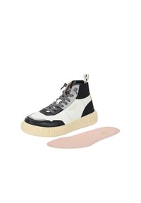 Sneaker alto in nero, bianco e grigio. Parte superiore in pelle e tessuto, suola in gomma testurizzata, marchio in evidenza e soletta removibile.