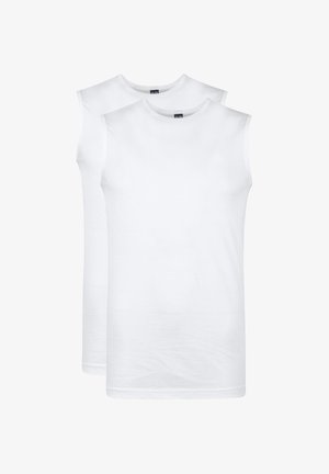 Zwei schlichte weiße ärmellose Rundhals-Unterhemden, aufeinander gestapelt, wobei eines leicht hinter dem anderen auf weißem Hintergrund liegt.