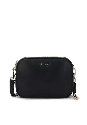 Črno usnjena torbica čez ramo z zlato kovinsko opremo, ravne pravokotne oblike, z zadrgo in s logotipom spredaj. Vrtljiv nastavljiv trak vključen.