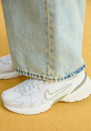 V2K RUN - Trainers - photon dust/light silver/summit white/light army/sail/light bone
